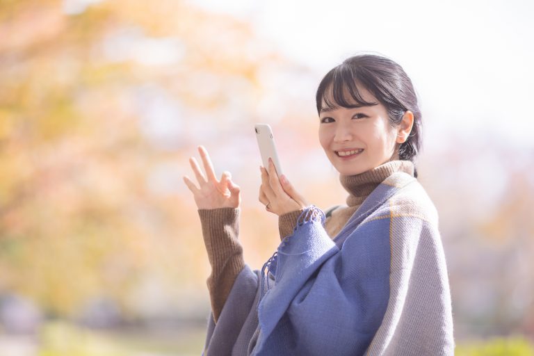 スマホを手にする女性