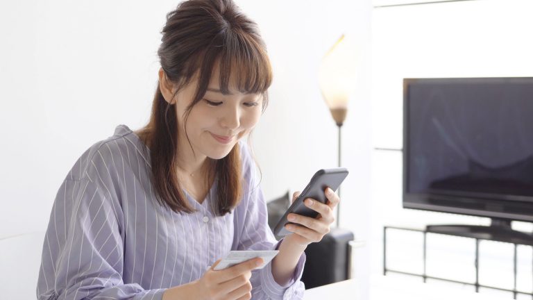 スマホを持つ女性