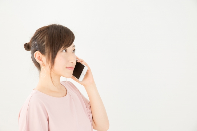 スマホで通話する女性