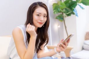 スマホを手にした女性