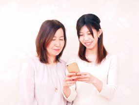 スマホを見る2人の女性