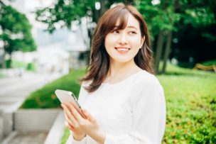 スマホを手にした女性