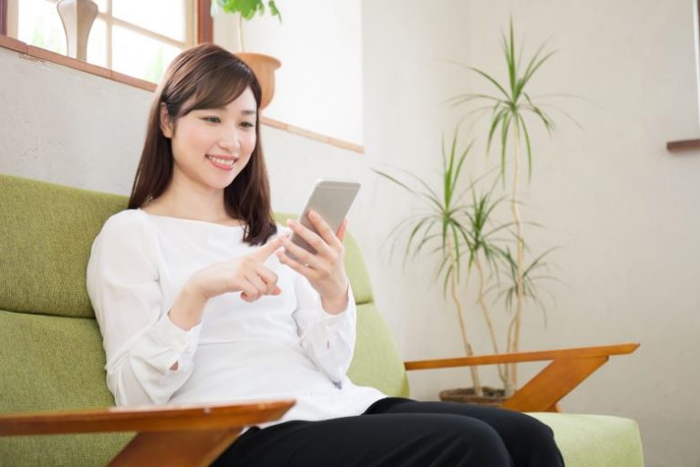 スマホを見る女性